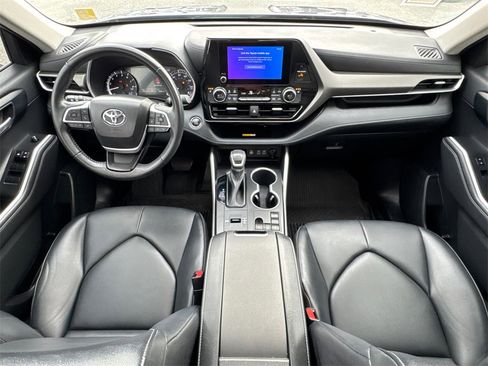 Certified 2023 Toyota Highlander XLE image 22