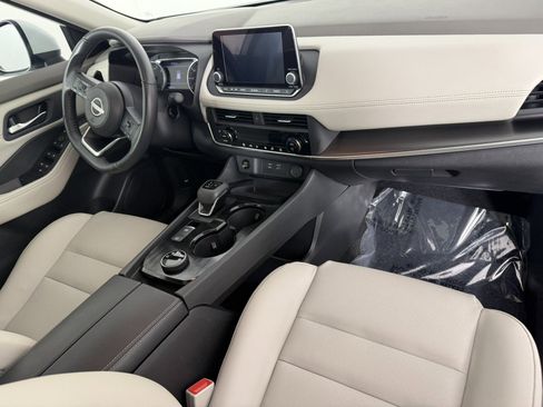 Used 2024 Nissan Rogue SV w/ SV Premium Package image 11