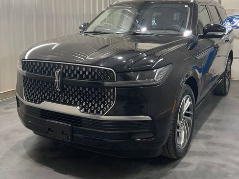 Used 2025 Lincoln Navigator Reserve AWD/4WD image 3