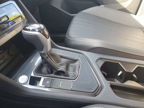 Used 2024 Volkswagen Tiguan SE image 34