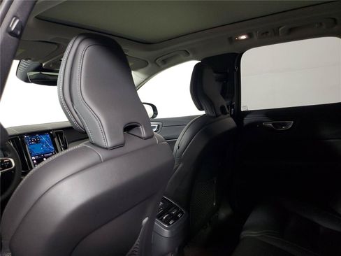 Certified 2025 Volvo XC60 B5 Ultra AWD/4WD image 14