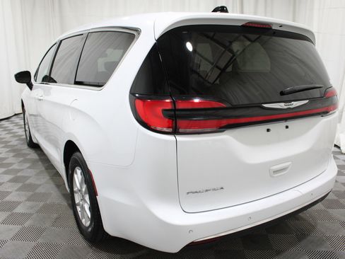 Used 2024 Chrysler Pacifica Touring-L FWD image 32