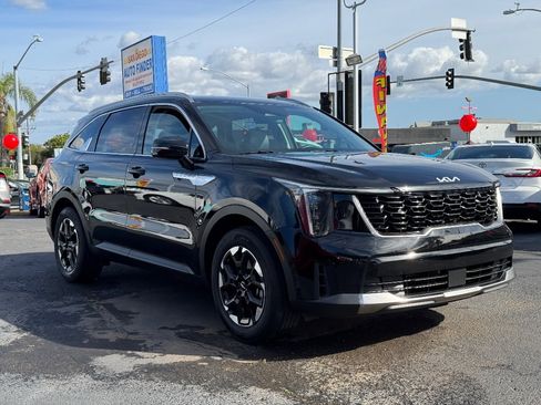 Used 2024 Kia Sorento S image 4