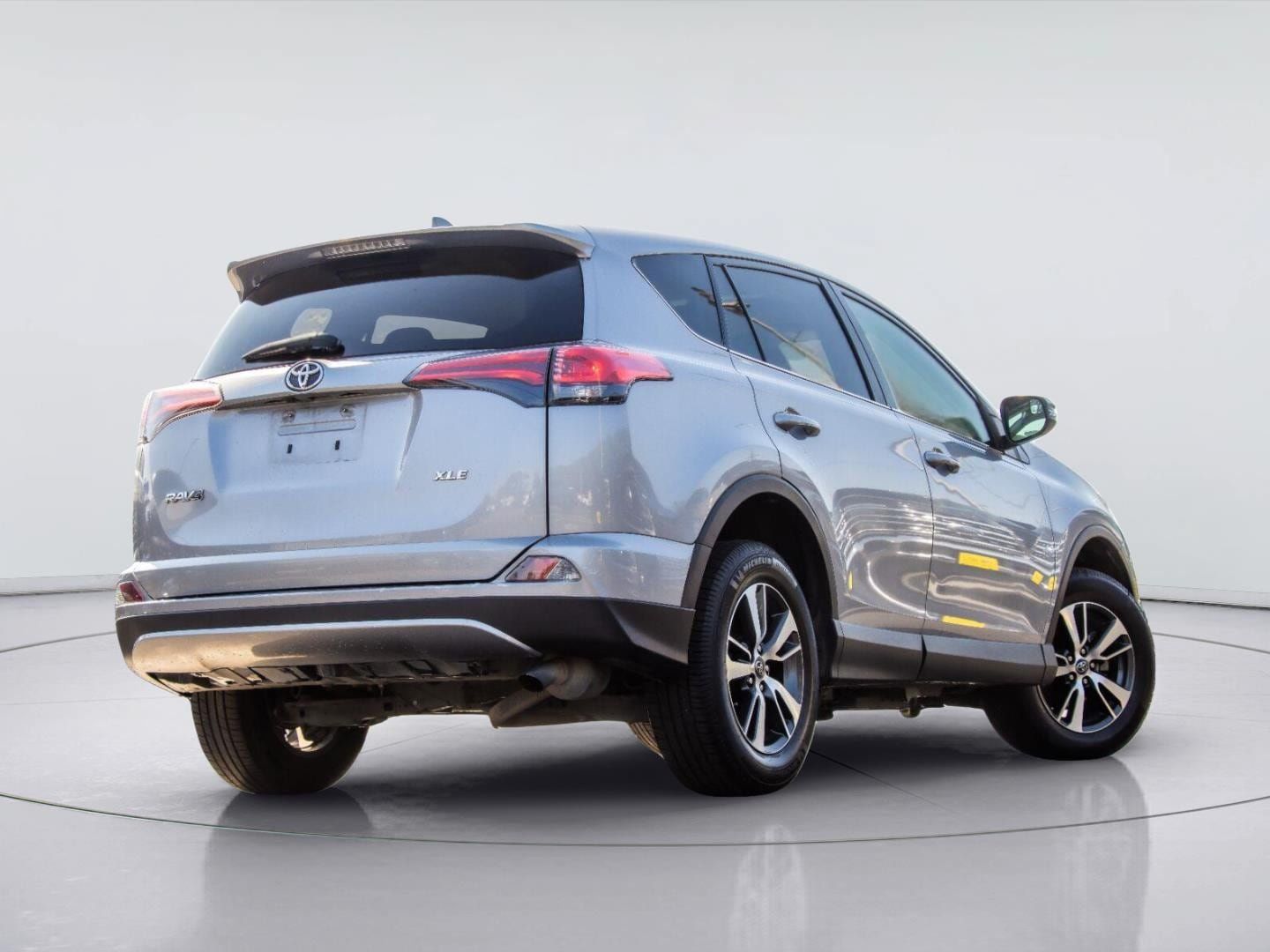 Used 2018 Toyota RAV4 XLE FWD image 4