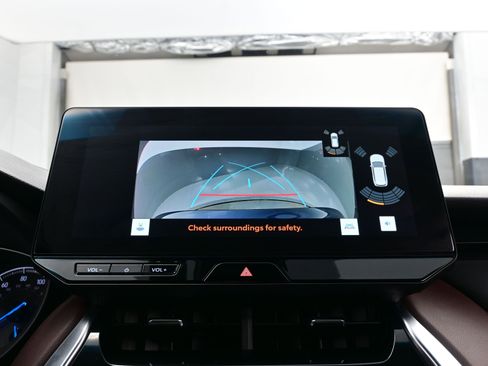 Used 2024 Toyota Venza XLE image 18