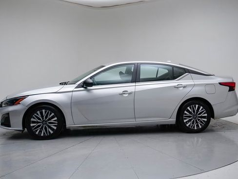 Used 2024 Nissan Altima 2.5 SV image 6