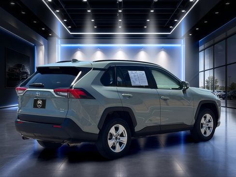 Used 2021 Toyota RAV4 XLE w/ XLE Grade Weather Package AWD/4WD image 4