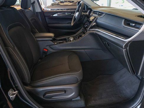 Used 2023 Jeep Grand Cherokee Laredo image 31