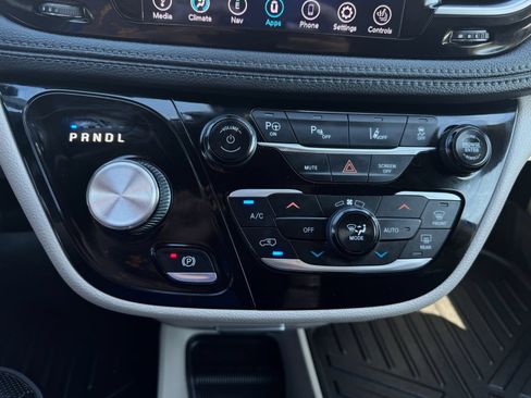 Used 2019 Chrysler Pacifica Limited w/ Advanced Safetytec Group FWD image 29