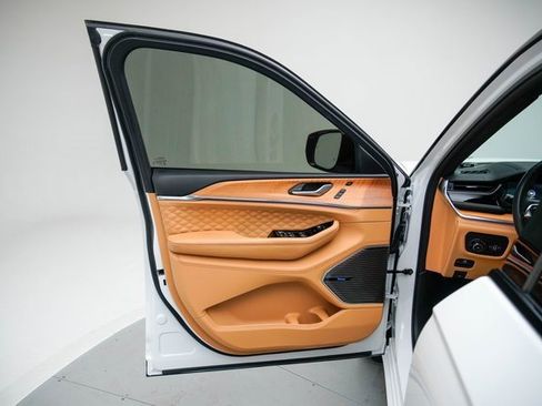 Used 2024 Jeep Grand Cherokee Summit image 14