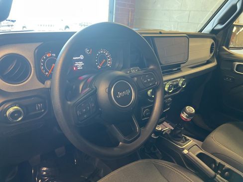 Used 2025 Jeep Wrangler Sport AWD/4WD image 18