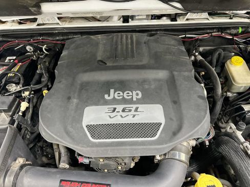 Used 2014 Jeep Wrangler Unlimited Sahara w/ Connectivity Group AWD/4WD image 22