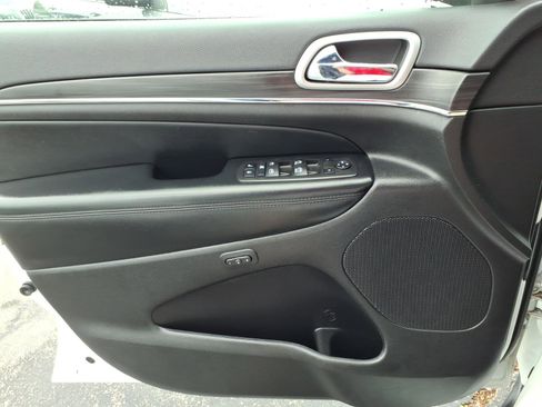 Used 2022 Jeep Grand Cherokee Limited image 24