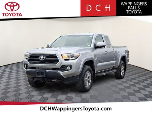 Used 2017 Toyota Tacoma SR5 w/ Tow Package AWD/4WD image 1