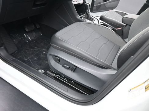 New 2026 Volkswagen Taos SE image 36