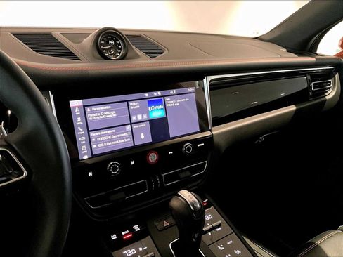 Used 2025 Porsche Macan image 19