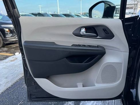 Used 2024 Chrysler Pacifica Touring-L image 12