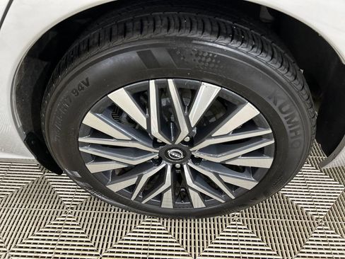 Used 2024 Nissan Altima 2.5 SV FWD image 10