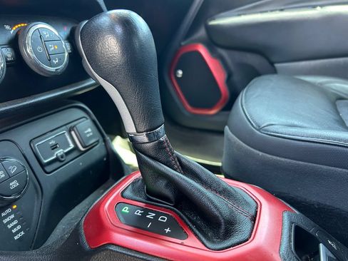 Used 2016 Jeep Renegade Trailhawk w/ Premium Trailhawk Package AWD/4WD image 19