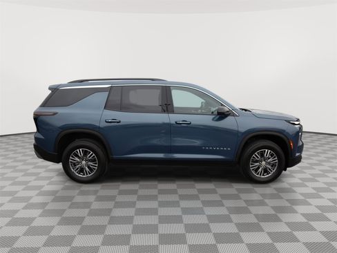 Used 2025 Chevrolet Traverse LT w/ Driver Confidence Package AWD/4WD image 4