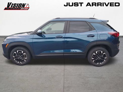 Used 2021 Chevrolet TrailBlazer LT w/ Convenience Package FWD image 2