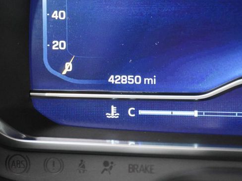 Used 2022 Chevrolet Suburban Z71 image 34