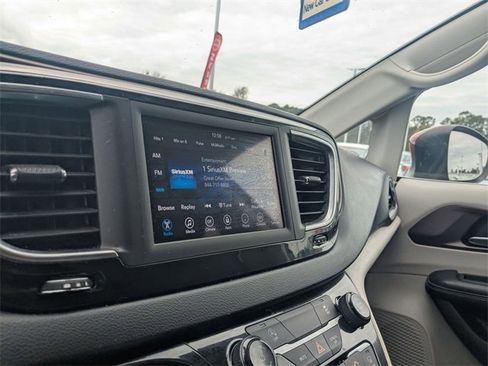 Used 2021 Chrysler Voyager Lxi image 23