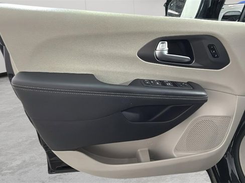 Used 2024 Chrysler Pacifica Touring-L image 31