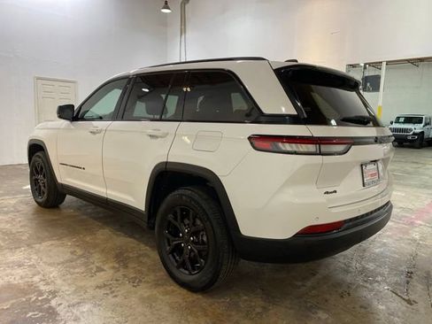 Used 2024 Jeep Grand Cherokee Altitude AWD/4WD image 3