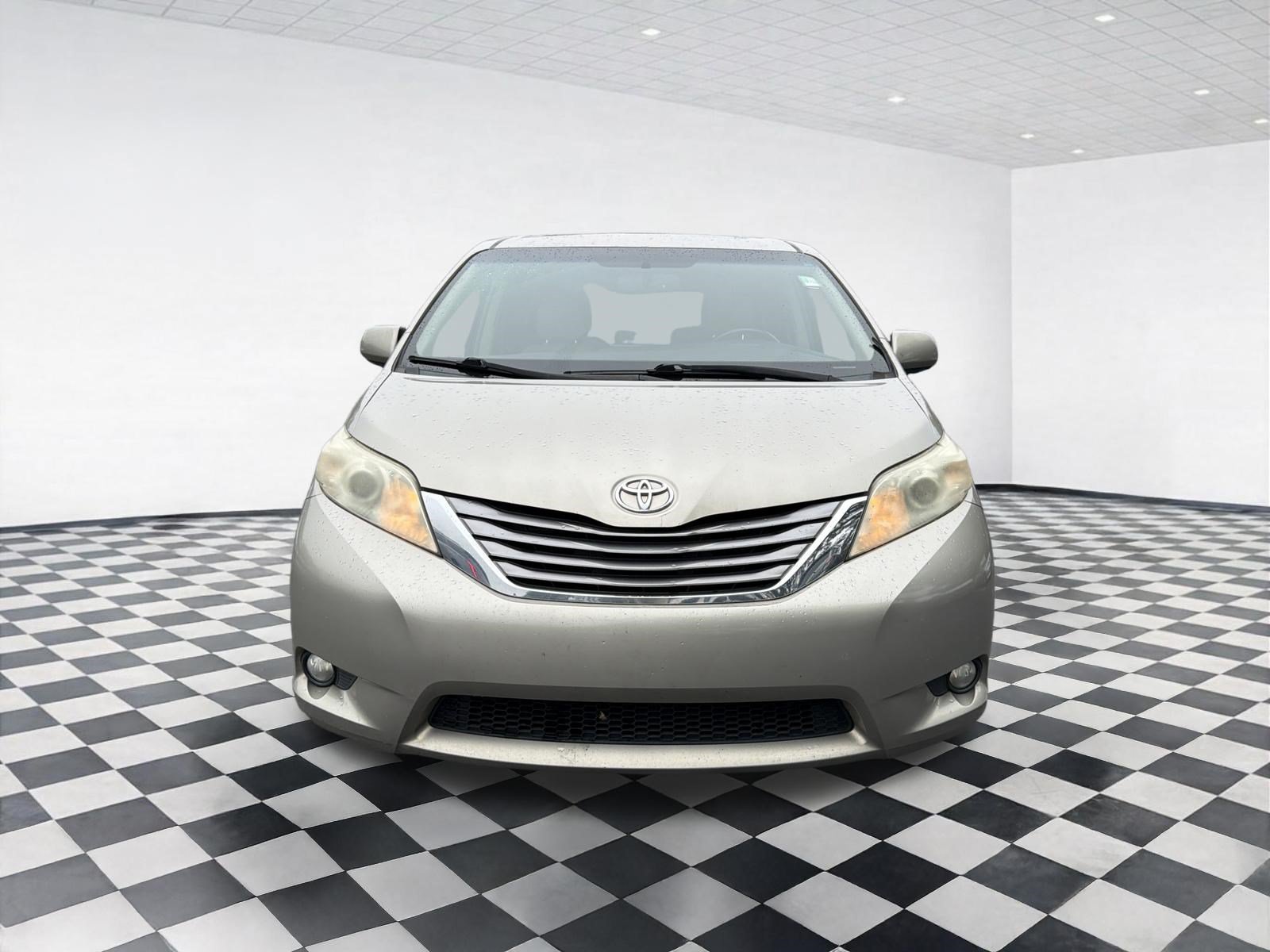 Used 2016 Toyota Sienna XLE Premium FWD image 2