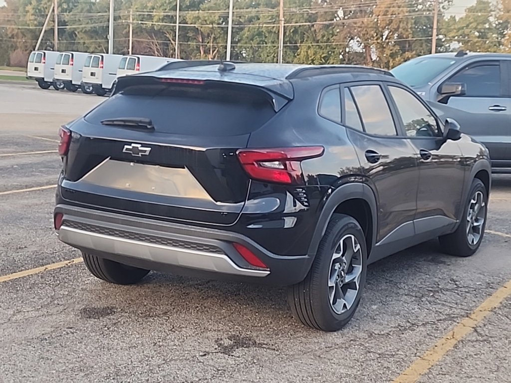 Used 2025 Chevrolet Trax LT w/ LPO, Blackout Package FWD image 2