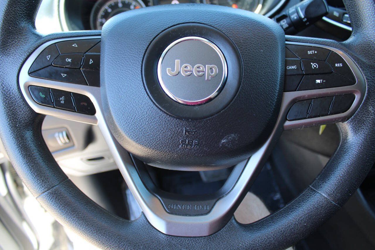 Used 2019 Jeep Cherokee Latitude w/ Popular Appearance Group AWD/4WD image 13