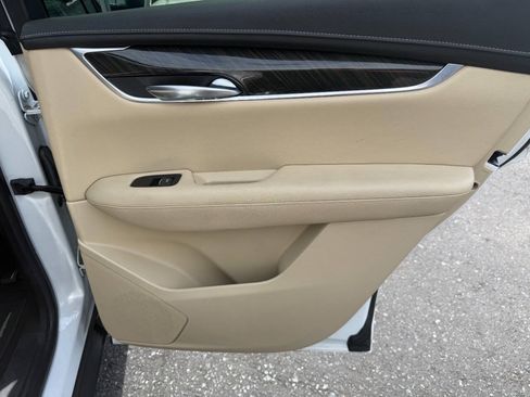 Used 2017 Cadillac XT5 FWD image 43