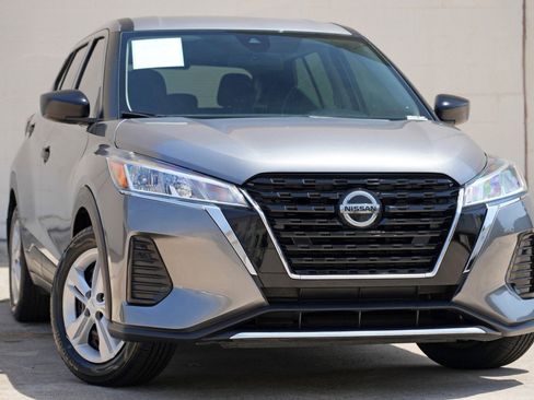 Used 2021 Nissan Kicks S FWD image 2