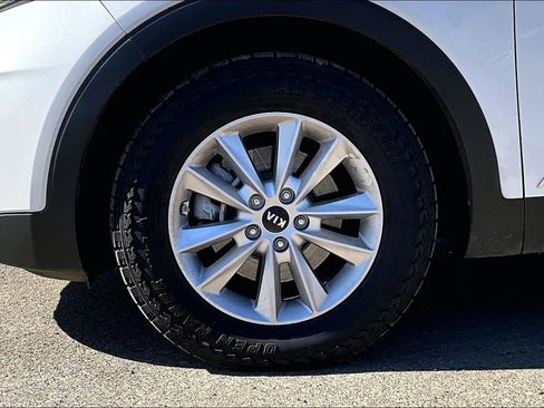 Used 2019 Kia Sorento LX image 12