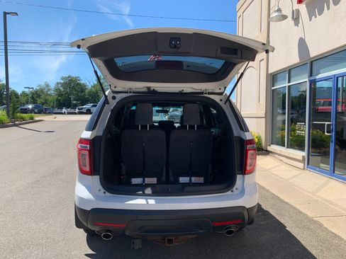 Used 2015 Ford Explorer XLT w/ Equipment Group 202A AWD/4WD image 8
