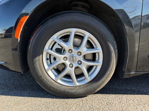 Used 2022 Chrysler Pacifica Touring-L image 26