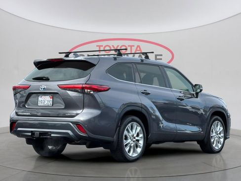Used 2022 Toyota Highlander Limited image 3