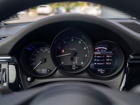 Certified 2025 Porsche Macan image 9