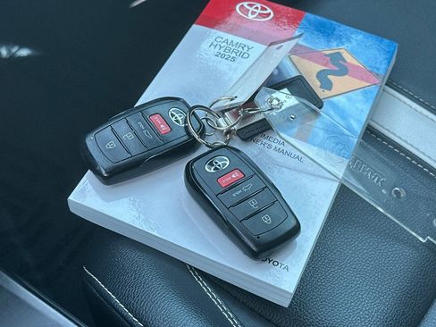 Used 2025 Toyota Camry SE image 11