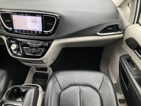 Used 2024 Chrysler Pacifica Select image 23