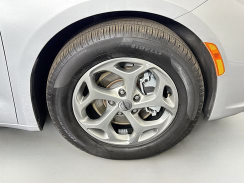 Used 2024 Chrysler Pacifica Limited image 30