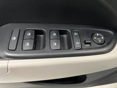 Used 2025 Hyundai Venue SEL FWD image 12