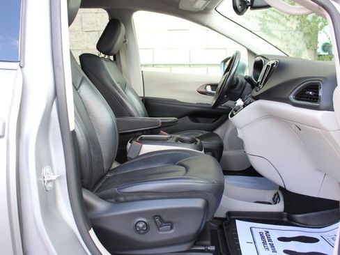Used 2018 Chrysler Pacifica Touring-L Plus image 16