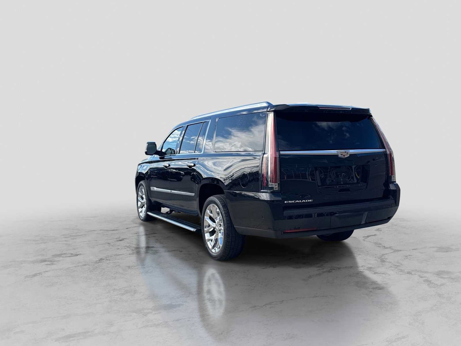 Used 2018 Cadillac Escalade ESV Premium Luxury AWD/4WD image 4