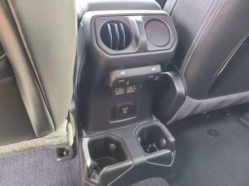 Used 2021 Jeep Gladiator Overland AWD/4WD image 13