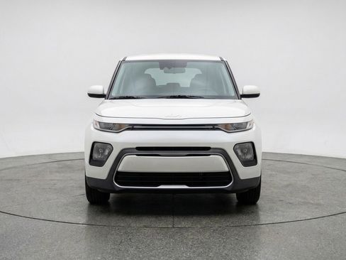 Used 2025 Kia Soul LX w/ LX Technology Package FWD image 2