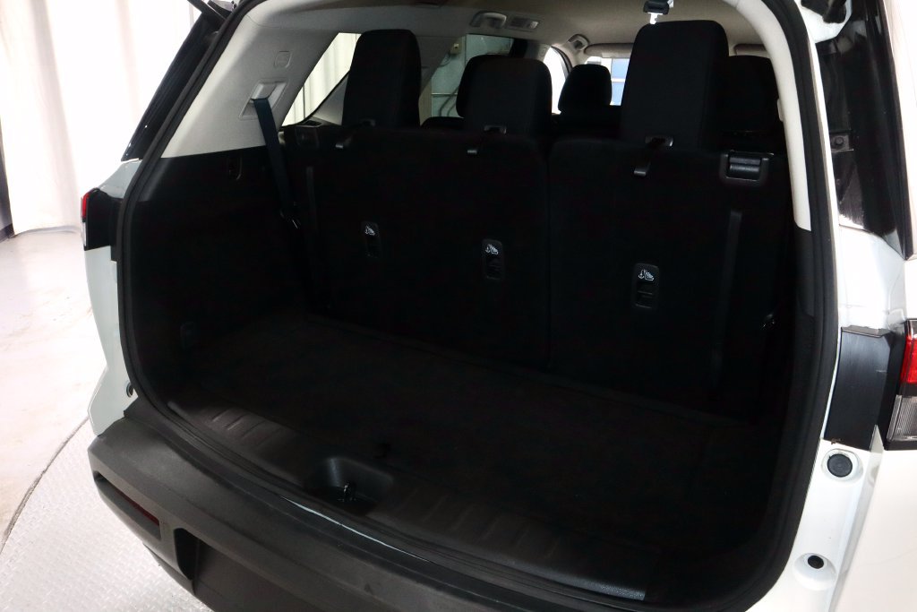 Used 2024 Nissan Pathfinder SV w/ Black Appearance Package AWD/4WD image 15