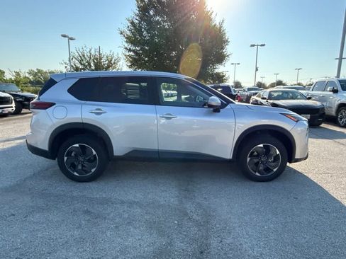 Used 2025 Nissan Rogue SV AWD/4WD image 6