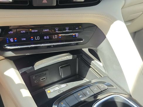 Used 2023 Buick Envision Avenir FWD image 18